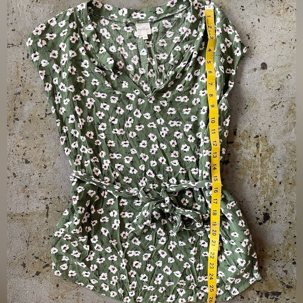 Kaileigh Green Sleeveless Tunic with Boho Floral Pattern and Tie Waist Sz Large - Picture 2 of 5